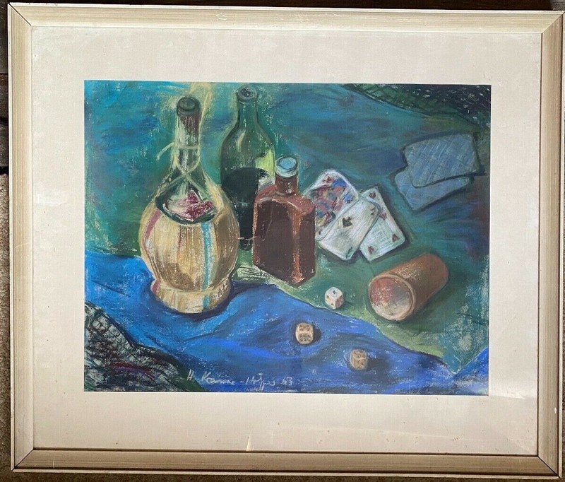 ::H. KRAMER-HOFER ? SIGNIERT STILLLEBEN MIT KARTENSPIEL UND WÜRFEL 6 WEINFLASCHE