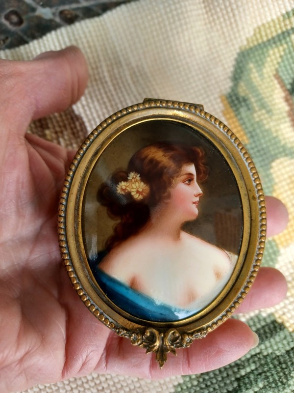ANTIQUE FRENCH HAND PAINTED ASTI LADY PORCELAIN PORTRAIT GOLD GILT TRINKET BOX