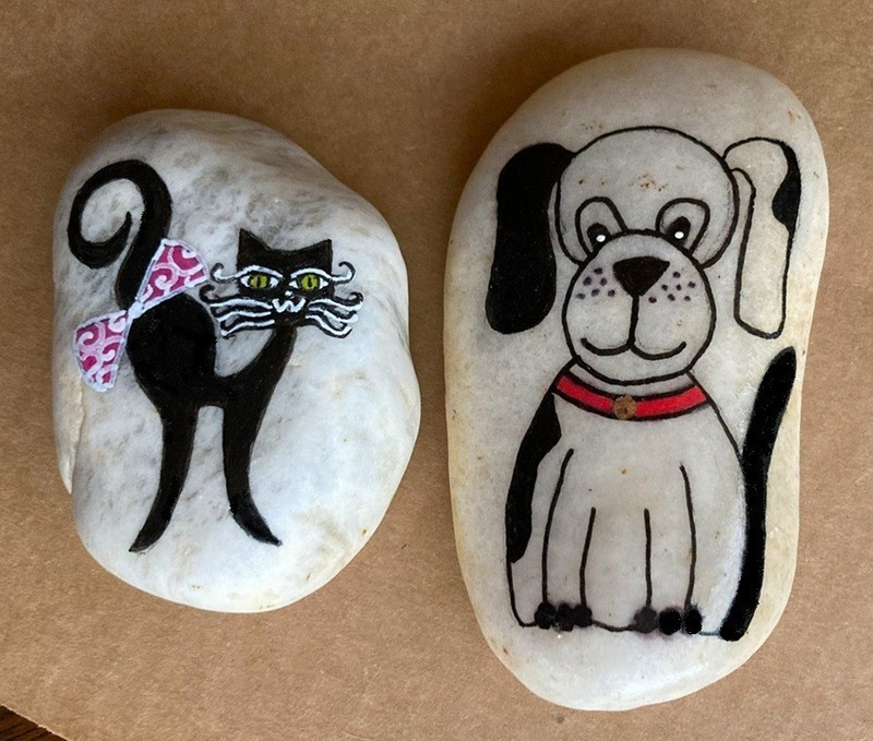 Hand Painted Rocks «Black & White Cat & Dog» – Original Decorative Rock Art