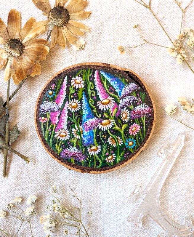 Original Painting on Wood Slice, Whimsical Flower Field, Floral, Cozy 8,3×8,7cm.