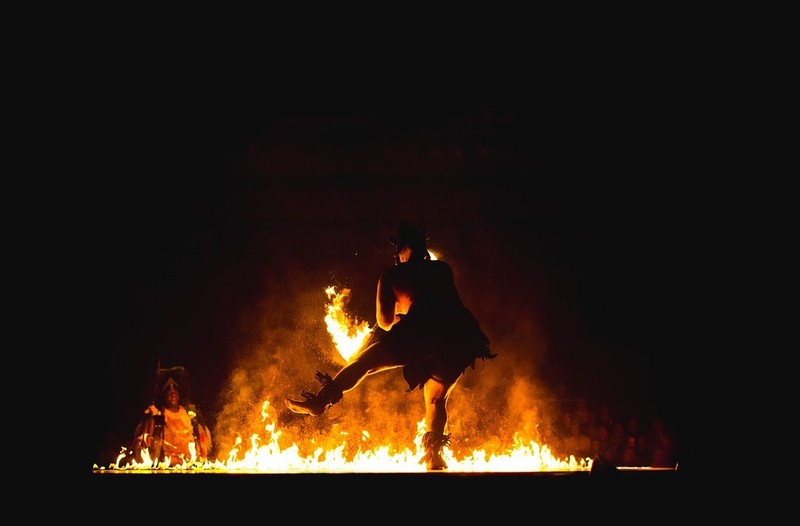 oil painting handpainted on canvas»A man dancing on the edge of a fire»@1800