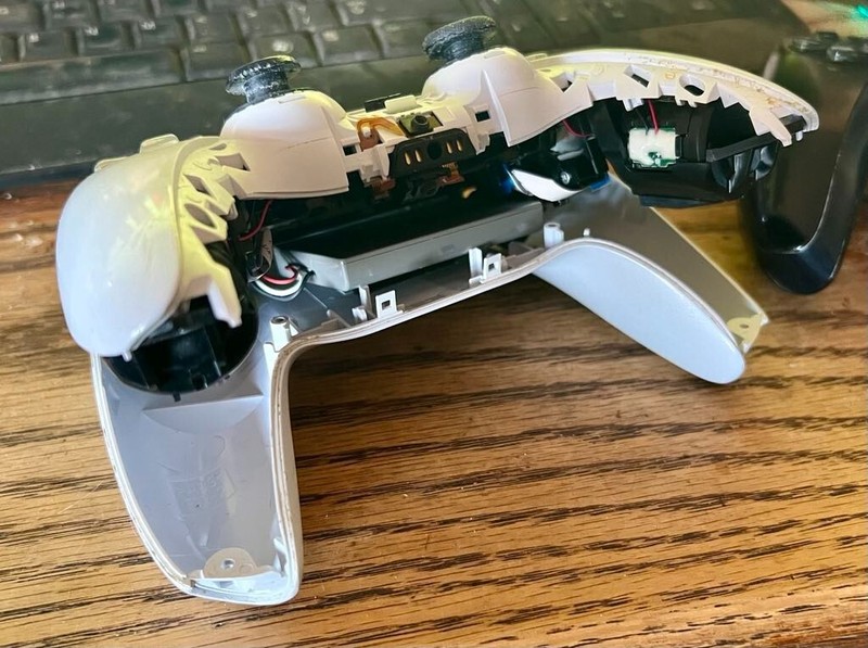 ART – The Pain And Suffering Of A PS5 Remote
