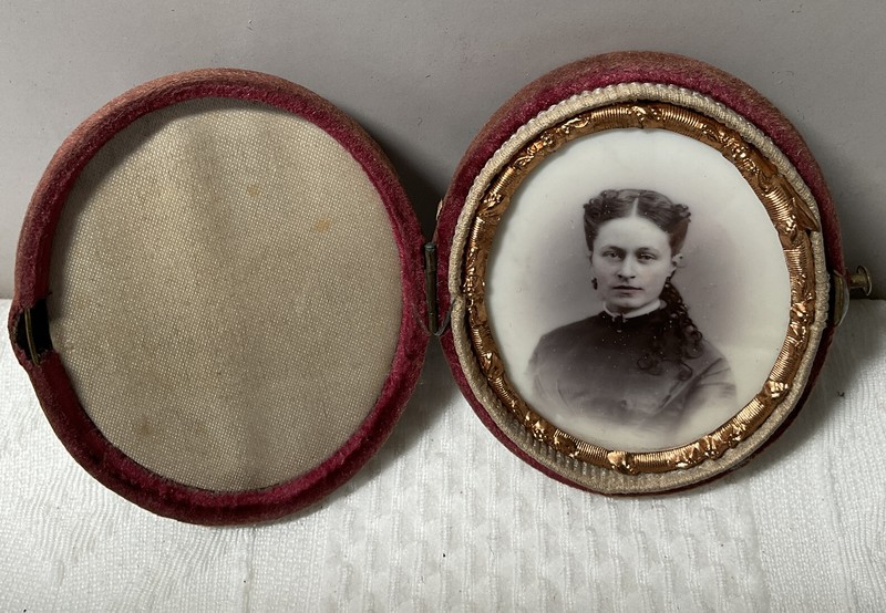 Porcelain Lady PORTRAIT 2” Oval Plaque Painted LOVELY LADY Velvet Case 1868