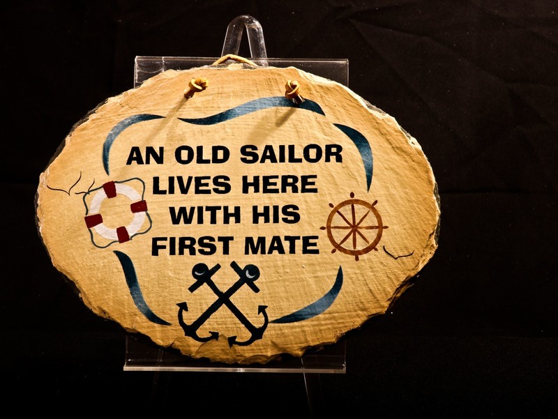 9.5×7 OVAL SIGN HAND PAINTED SLATE AN OLD SAILOR LIVES HERE WITH HIS FIRST MATE