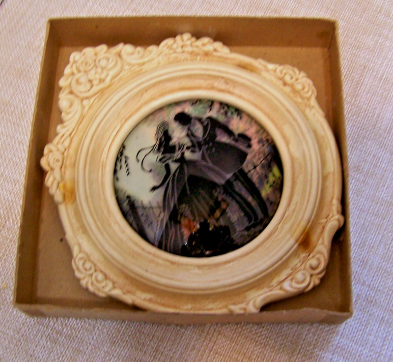 Vintage Reverse Painted Silhouette Convex Glass Couple Ornate Plaster Frame
