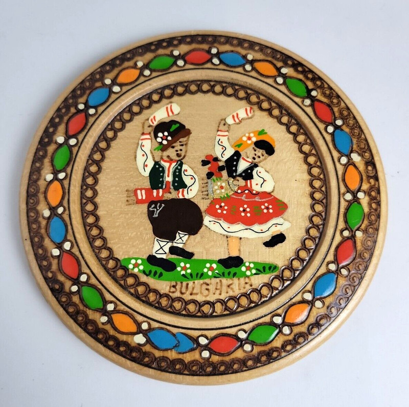 Vtg Hand Painted «BULGARIA» Folk Art Wooden Plate with Plovdiv Dancers – 4.75″