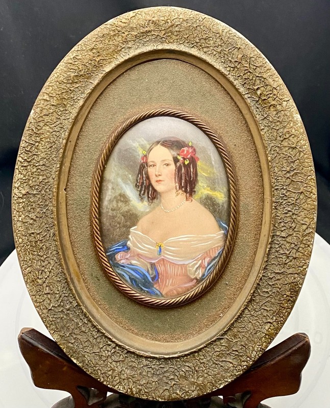 ANTIQUE OVAL MINIATURE WOMAN w/ROSES PORTRAIT FRAMED ORNATE WOOD+GESSO c1920 g