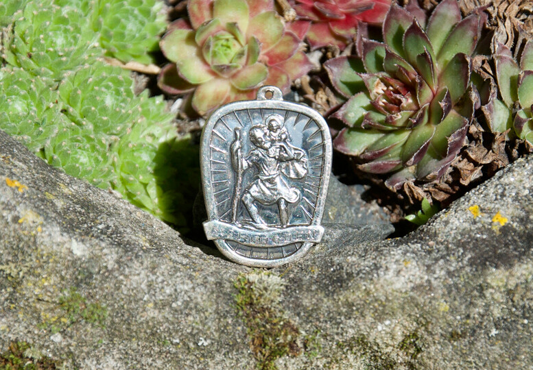 VINTAGE AUTOMOBIL CAR KEYCHAIN BADGE # CHRISTOPHER ADELBODEN 800 STERLING SILVER