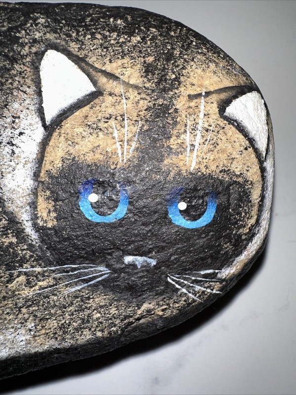 Vintage 91 Pat Gaines Original Hand Painted Rock Blue-Eyed Siamese Cat Signed